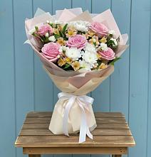 Букет цветов из:  Гвоздики, Орхидеи и Розы в Ис