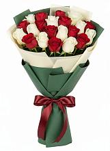 Букет Микс из красных и белых роз в Ис