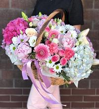Цветочная композиция из Розы, Хризантемы, Пионы и Лизиантусы в корзине в Ис