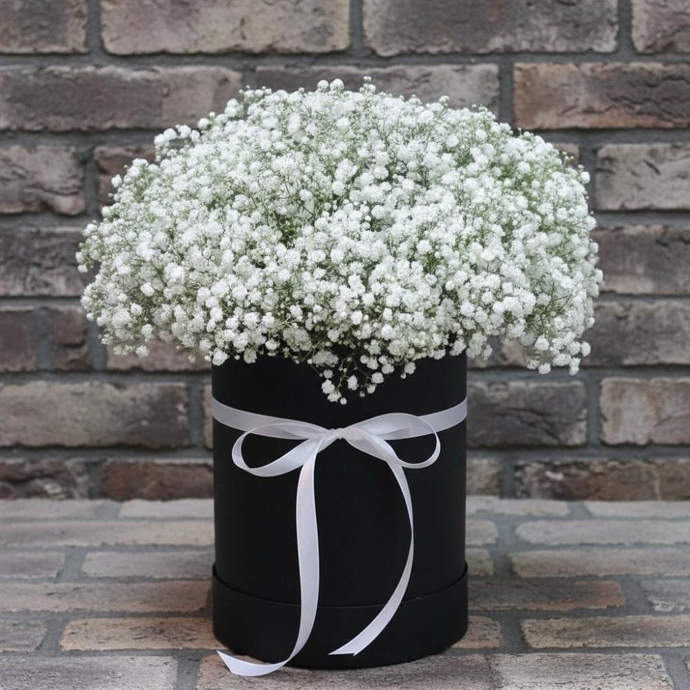 Цветочная композиция из Гипсофила в шляпной коробке в Ис