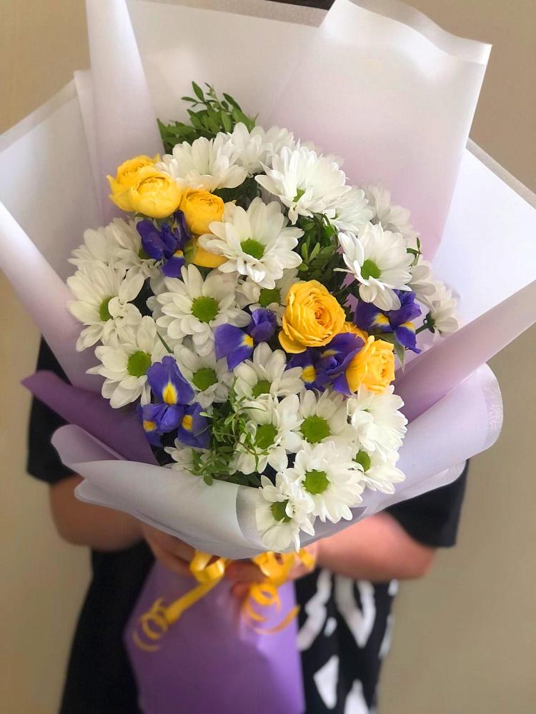 Букет цветов из: Ирисы, Хризантемы и Розы в Ис